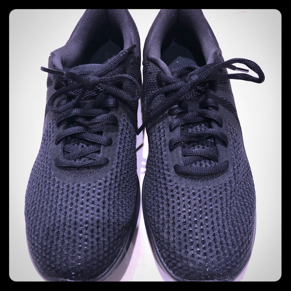 Women’s Nike Revolution 4